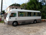 Ausflug Nationalpark  Unser Reisebus an einer Strassenkreuzung bei La Romana (DOM).